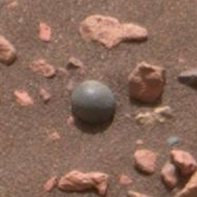 A strange "metallic" ball on Mars